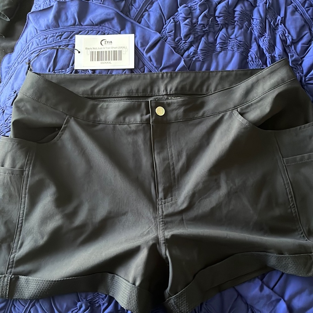 Selling NWT zyia black shorts. They are an XXXL fit more like an XXL